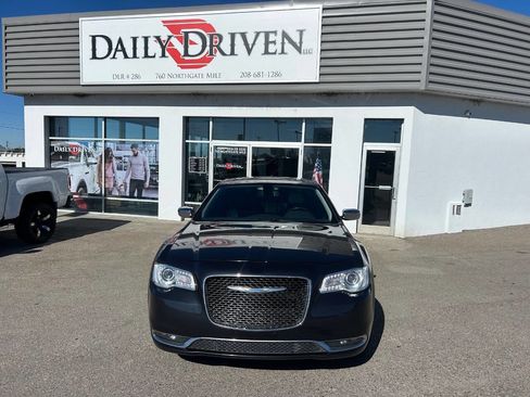 Used 2017 Chrysler 300 C image 3