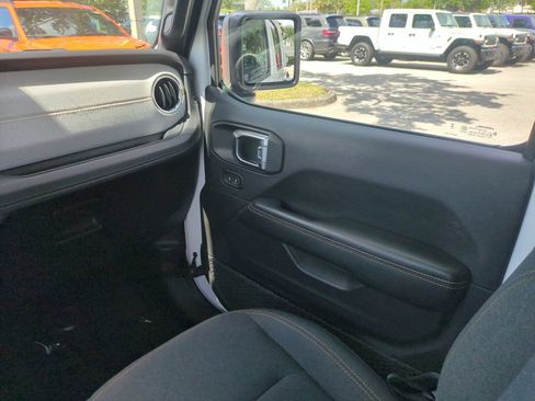 Used 2025 Jeep Wrangler Unlimited Sahara AWD/4WD image 18