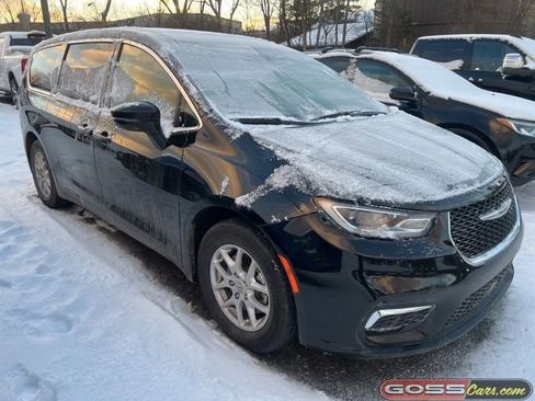 Certified 2024 Chrysler Pacifica Touring-L image 2