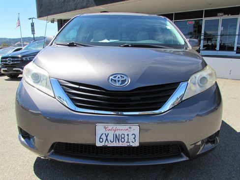 Used 2012 Toyota Sienna LE FWD image 2
