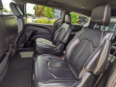 Used 2024 Chrysler Pacifica Limited FWD image 15
