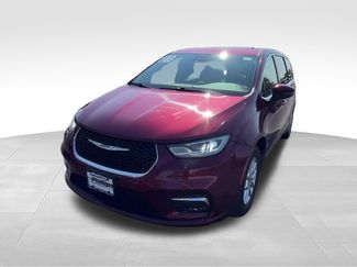 Used 2023 Chrysler Pacifica Touring-L FWD video 2