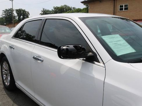 Used 2017 Chrysler 300 C RWD image 3