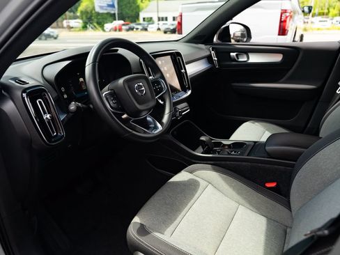 Used 2024 Volvo XC40 B5 Core AWD/4WD image 18