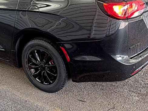 Used 2017 Chrysler Pacifica Touring-L FWD image 10