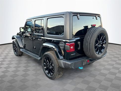 Used 2022 Jeep Wrangler Unlimited Sahara w/ Cold Weather Group image 8