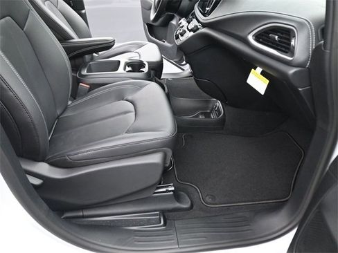 New 2026 Chrysler Pacifica Select image 35