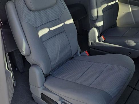 Used 2009 Chrysler Town & Country Touring image 14