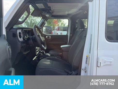 Used 2025 Jeep Wrangler Unlimited Sahara AWD/4WD image 15