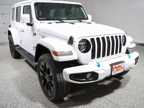 Used 2021 Jeep Wrangler Unlimited Sahara AWD/4WD image 5