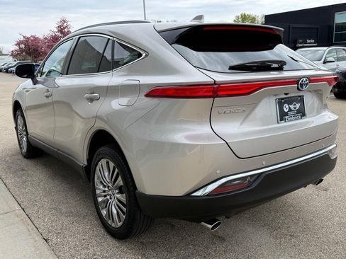 Used 2023 Toyota Venza XLE AWD/4WD image 6