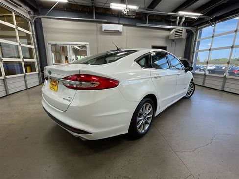 Used 2017 Ford Fusion SE image 5
