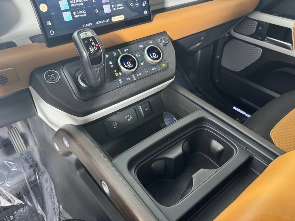 Used 2024 Land Rover Defender 130 X-Dynamic SE AWD/4WD image 23