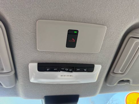 Used 2022 Nissan Kicks SR w/ Premium Package FWD image 32
