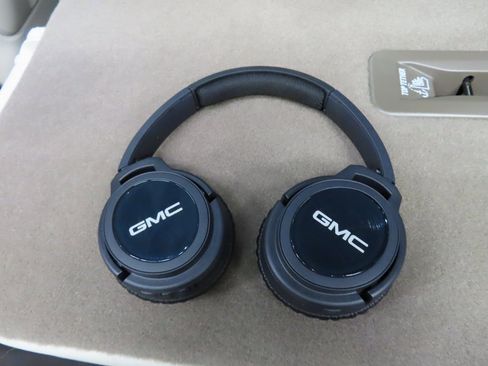 Used 2025 GMC Yukon Denali w/ Denali Reserve Package image 59