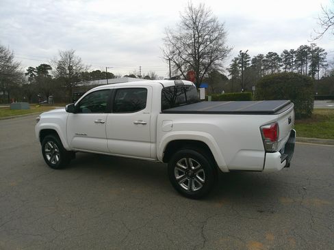 Used 2018 Toyota Tacoma Limited image 8