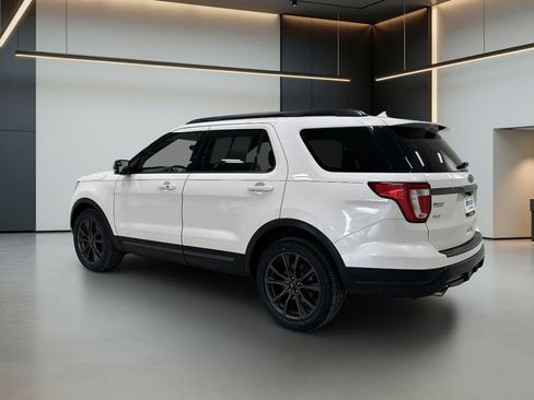 Used 2018 Ford Explorer XLT w/ XLT Appearance Package image 4