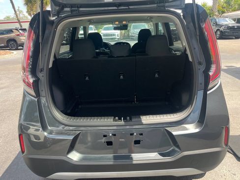 Used 2025 Kia Soul LX w/ LX Technology Package FWD image 5