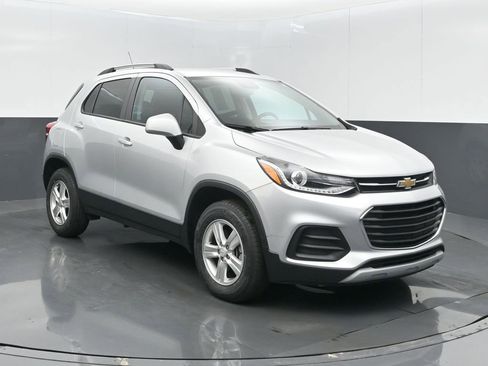 Used 2021 Chevrolet Trax LT w/ Driver Confidence Package image 2