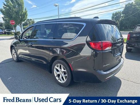 Used 2020 Chrysler Pacifica Touring w/ Tire & Wheel Group FWD image 10