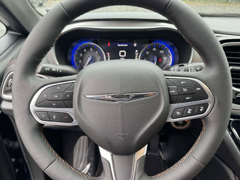 Used 2025 Chrysler Pacifica Pinnacle FWD image 17