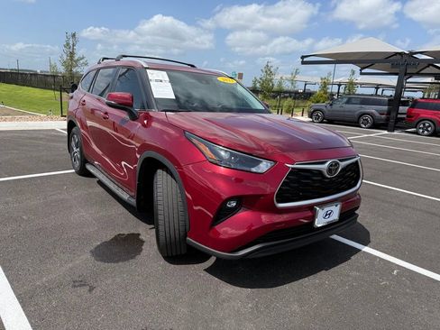 Used 2023 Toyota Highlander XLE FWD image 3