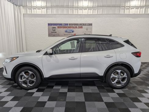 Used 2025 Ford Escape ST-Line Select AWD/4WD image 2