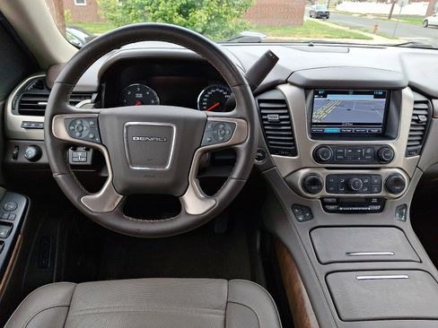 Used 2019 GMC Yukon Denali w/ Denali Ultimate Package AWD/4WD image 12