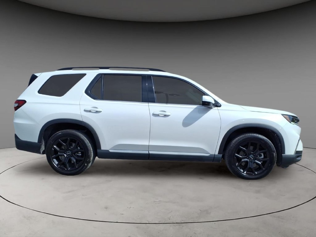 Used 2025 Honda Pilot Touring image 10