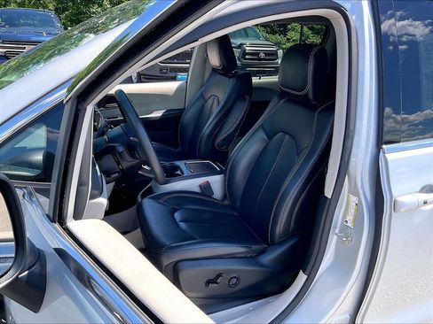 Used 2023 Chrysler Pacifica Touring-L FWD image 9