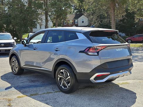 Used 2023 Kia Sportage LX image 4