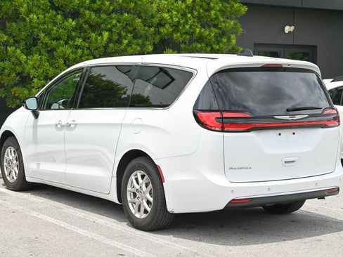 Used 2024 Chrysler Pacifica Touring-L FWD image 6