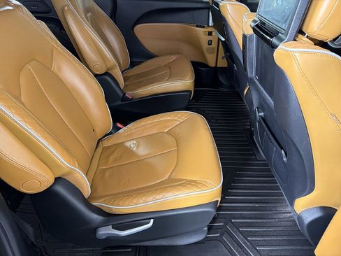Used 2021 Chrysler Pacifica Pinnacle image 14