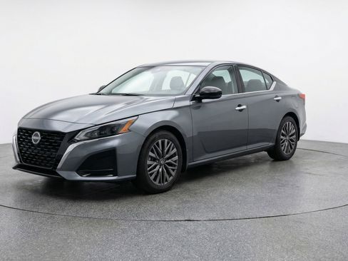 Used 2025 Nissan Altima 2.5 SV FWD image 3