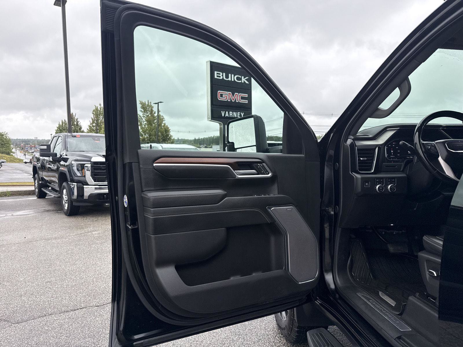 Used 2025 GMC Sierra 2500 Denali AWD/4WD image 16