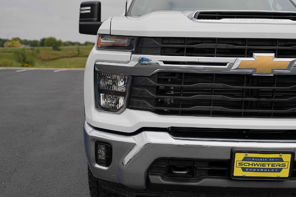 Used 2025 Chevrolet Silverado 2500 LT w/ Convenience Package AWD/4WD image 4