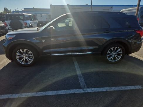Used 2023 Ford Explorer XLT w/ Equipment Group 202A RWD image 4