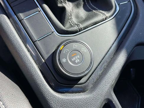 Used 2022 Volkswagen Tiguan SE image 32