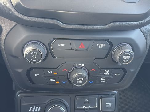Used 2020 Jeep Renegade Latitude w/ Cold Weather Group AWD/4WD image 30