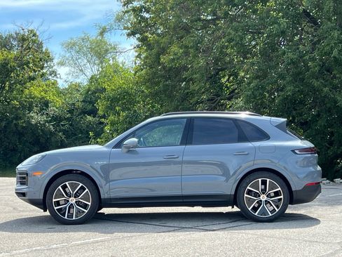 Used 2026 Porsche Cayenne E-Hybrid AWD/4WD image 2