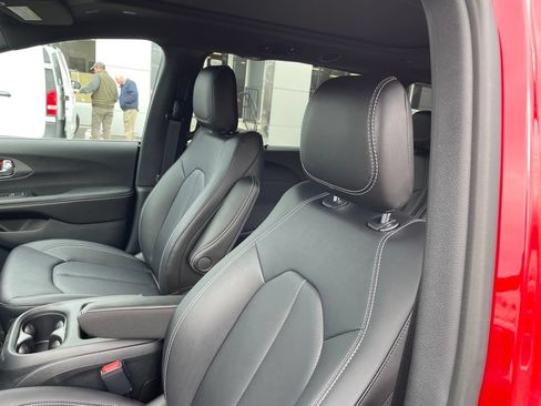 New 2026 Chrysler Pacifica Select AWD/4WD image 10
