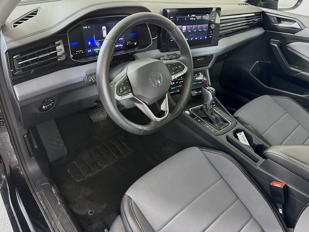 Used 2025 Volkswagen Jetta SE FWD image 22