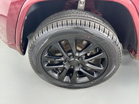 Used 2022 Jeep Grand Cherokee Laredo X image 38