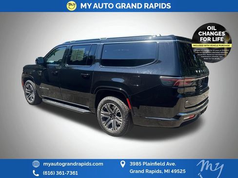 Used 2024 Jeep Wagoneer L Series II w/ Flexible Seating Group AWD/4WD image 5