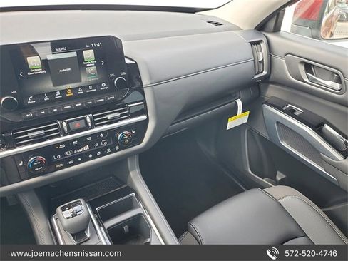 New 2025 Nissan Pathfinder SL image 18