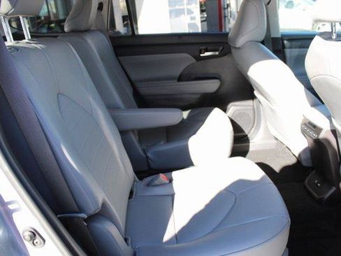 Certified 2021 Toyota Highlander XLE AWD/4WD image 24
