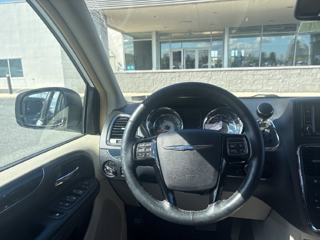 Used 2016 Chrysler Town & Country Limited FWD image 13