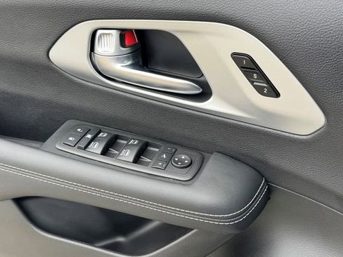 Used 2026 Chrysler Pacifica Limited image 34