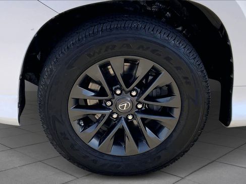 Used 2020 Lexus GX 460 Premium w/ Premium Package image 10