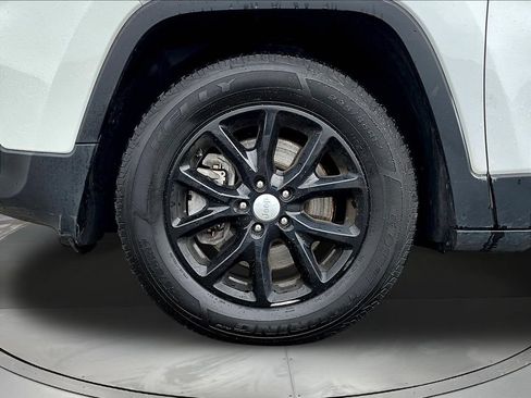 Used 2018 Jeep Cherokee Latitude w/ Cold Weather Group AWD/4WD image 36